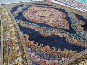 歳月とともに踏まれて美しさを増すペルシャ絨毯 ペルシャ絨毯は、言わば床の上の芸術品。踏まれることによって魅力が増す、唯一無二の芸術と言えるでしょう。 同時に、生活品として人々との間に隔たりを設けず、機能性にも富んでいるのがペルシャ絨毯の愛される所以なのです。 イランが世界に誇るこの絨毯は、ペルシア王朝時代から織り継がれてきた、歴史の産物です。 ペルシャ絨毯に必要不可欠な素材はウールですが、一万年ほど前から続く遊牧生活においても、羊の存在が切り離せないものでした。 農耕の適さない西アジアの山岳地帯や砂漠では、羊を食べ、羊の乳からチーズを作り、そして羊毛で衣類やテントを作って生活をしてきたのです。 絨毯の正確な起源は明らかにされていませんが、遊牧生活を送る人々は、そのうちに糸を紡ぐ技術を手にし、敷物作りに反映されてゆきます。 また、イスラム教の発展なくしてペルシャ絨毯の普及は語ることができません。 一日に五度の祈禱をひざまづいて行う人々にとって、小型の祈禱用絨毯の需要が高まりました。 モスクの増加にもともない大量の絨毯が使われるようになったのです。 こうしてイランの各地で、ペルシャ絨毯が次々に生産されるようになったのですが、特筆すべきは全て手織りで仕上がっていることです。 イラン産の絨毯であれ、機械で作られたものに「ペルシャ絨毯」という名前はつきません。 今やペルシャ絨毯は、数ある世界最高級品の中の代名詞のひとつでありますが、そこには本格的な技術の裏付けがあります。 染色や細かな織りの技術は、各地で長きにわたって受け継がれてきたものであり、卓越した技が完成するまでには長い年月が必要です。 美術工芸品として知られながら、全てがオリジナルであり、文様こそがペルシャ絨毯の命とも言えます。 機械化されたパターンでは決して味わうことのできない、技術者の習練された技は息をのむほど。 その文様の美しさは、宮廷画家がかつて描いたデザインを元にしているとも言われ、他にも神秘的で華麗な文様はごまんとあります。